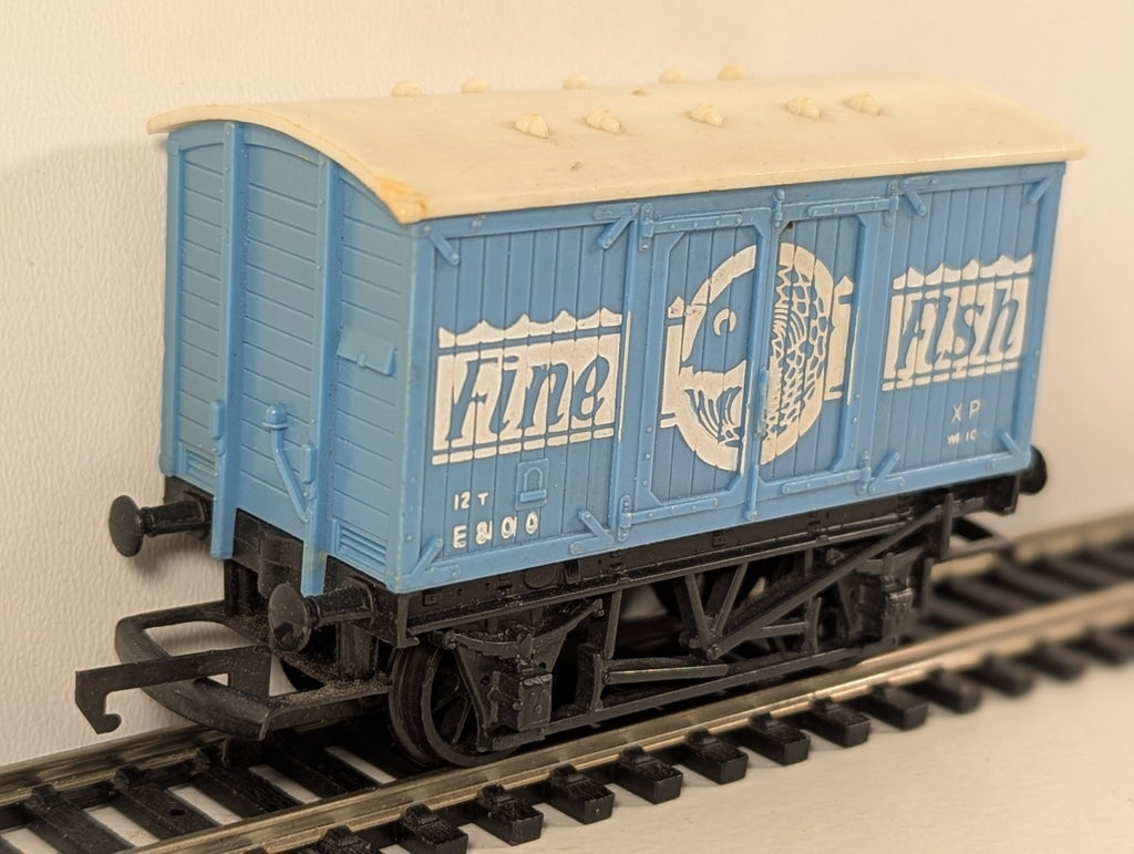 Hornby R013 Fine Fish Van – E81010 – OO Gauge