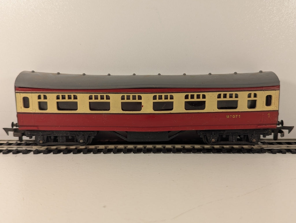 Tri-ang R21 OO/HO Gauge Passenger Coach M7071 – Blood & Custard Livery