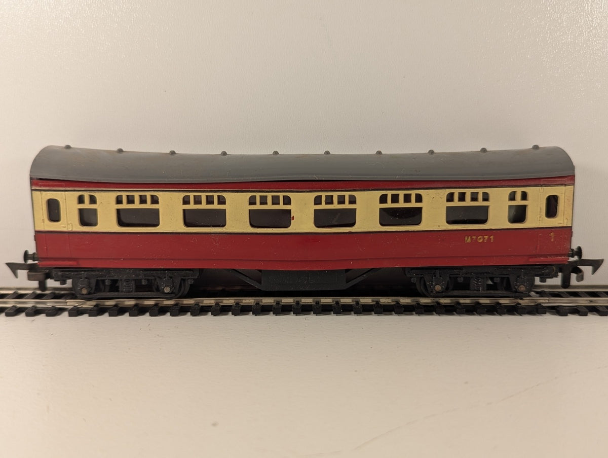Tri-ang R21 OO/HO Gauge Passenger Coach M7071 – Blood & Custard Livery