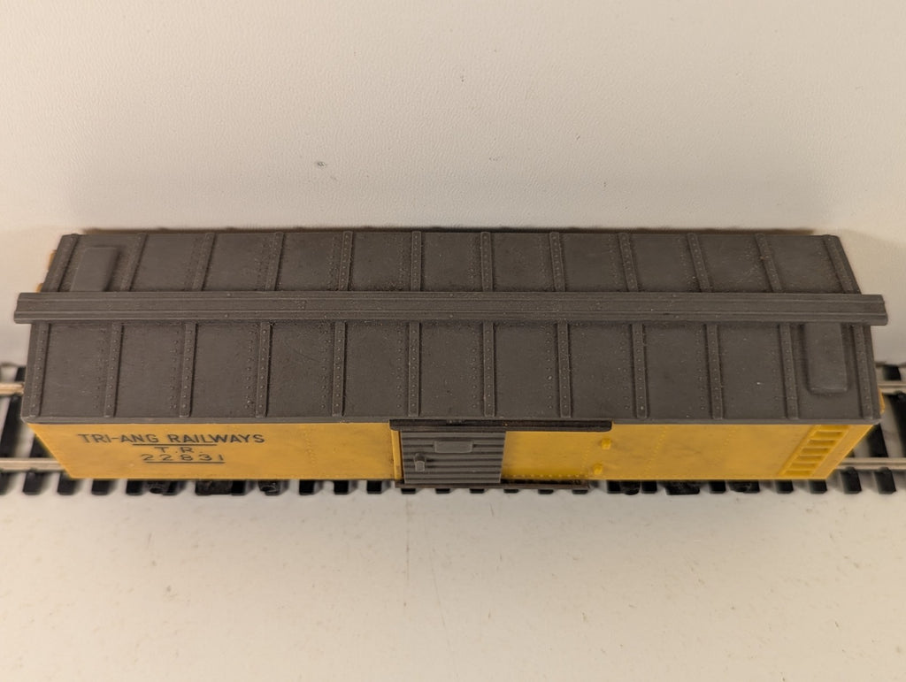 Tri-ang R114 Box Car TR22831 OO Gauge