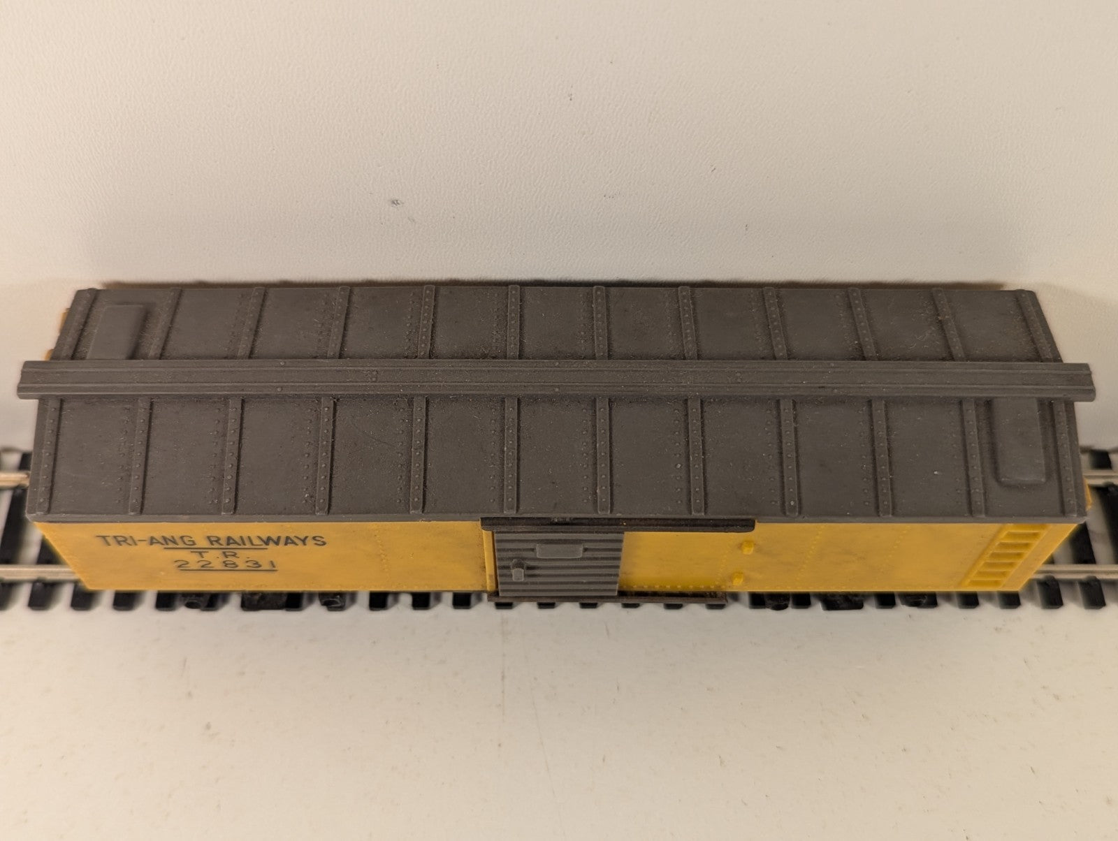 Tri-ang R114 Box Car TR22831 OO Gauge