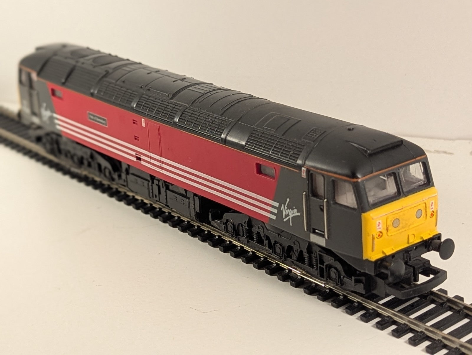 Hornby R1022 Class 47 Diesel Locomotive 47822 ‘Pride of Shrewsbury’ Virgin Train
