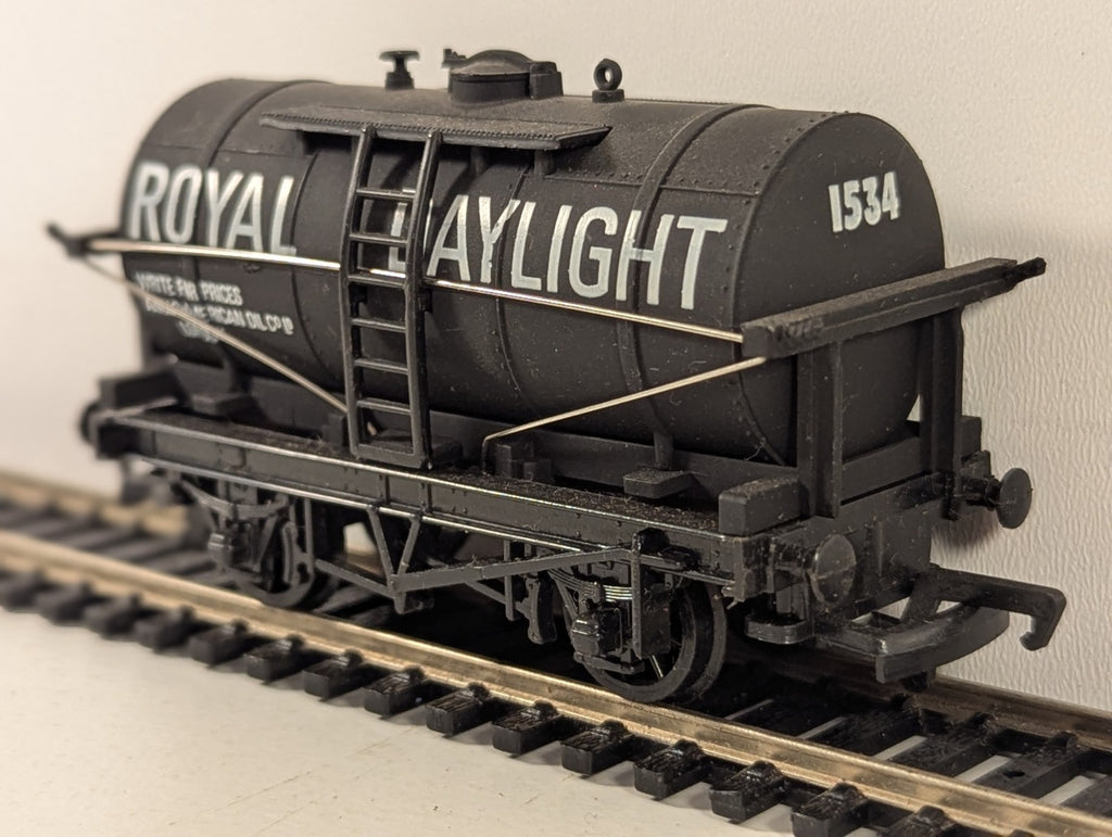 Mainline 37-134 Royal Daylight 12 Ton Petrol Tank Wagon OO Gauge