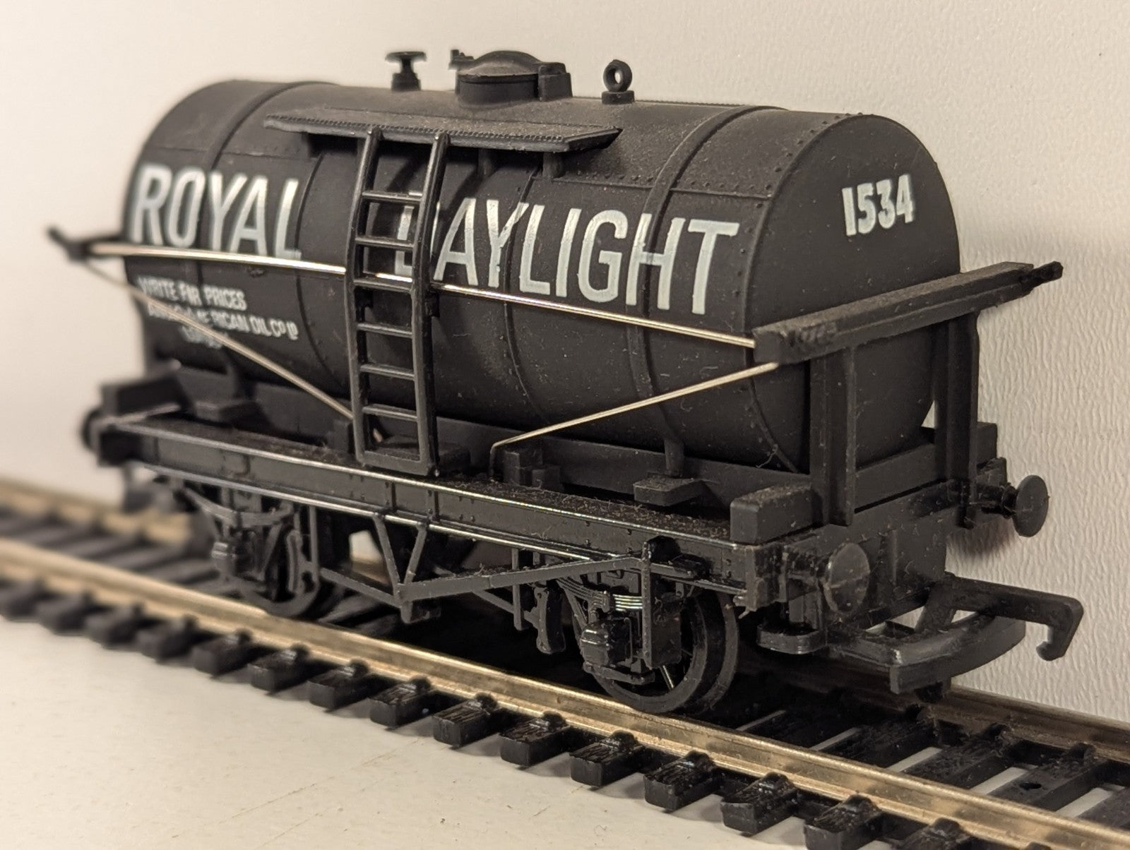 Mainline 37-134 Royal Daylight 12 Ton Petrol Tank Wagon OO Gauge