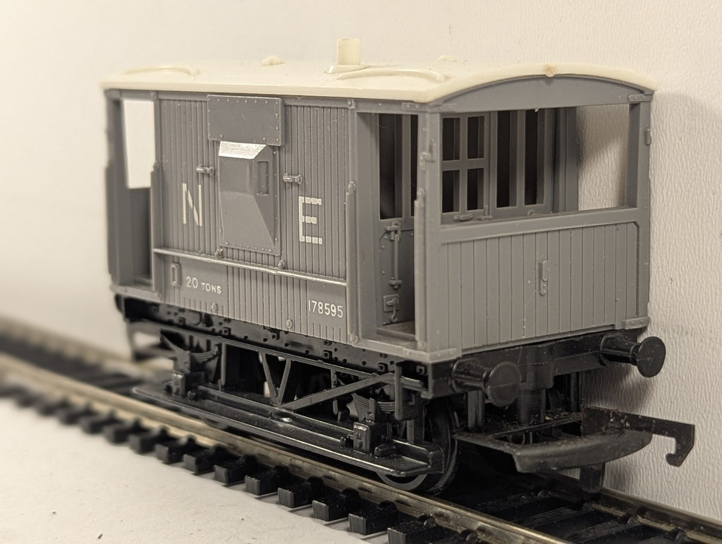Hornby OO Gauge NE 20 Ton Brake Van 178595 NE Grey R124