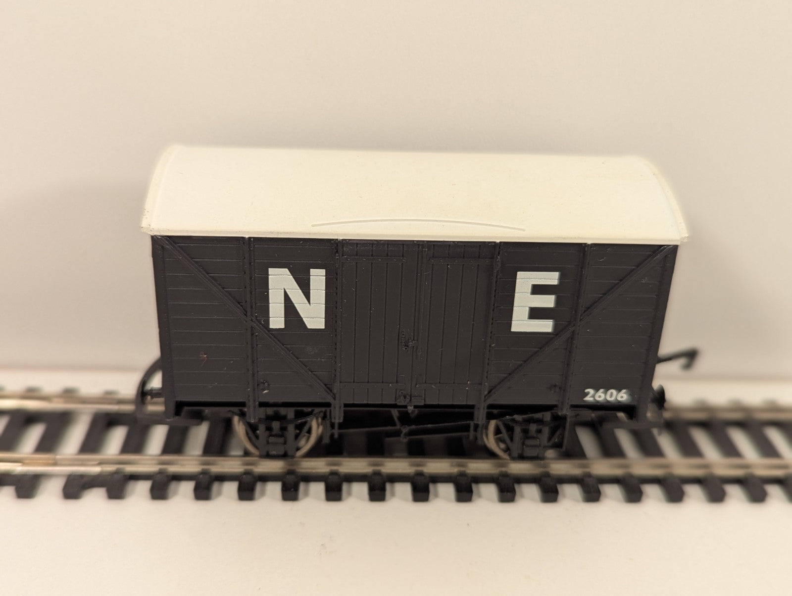 Hornby R6422 RailRoad North Eastern 12-Ton Box Van