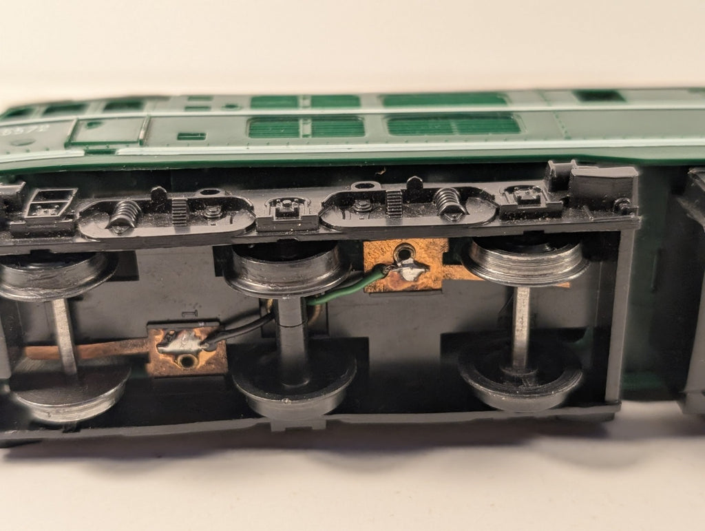 Tri-ang Hornby R3572 OO Gauge BR Class 31 Diesel Locomotive D5572 Missing Buffer