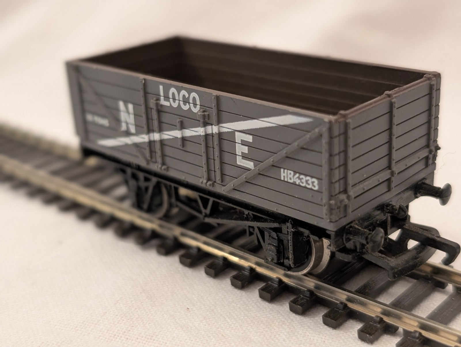 Mainline OO Gauge 37-126 7 Plank Wagon NE Loco Coal Grey
