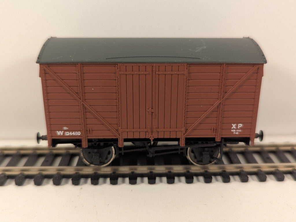 Bachmann OO Gauge 12T Ventilated Van BR Grey
