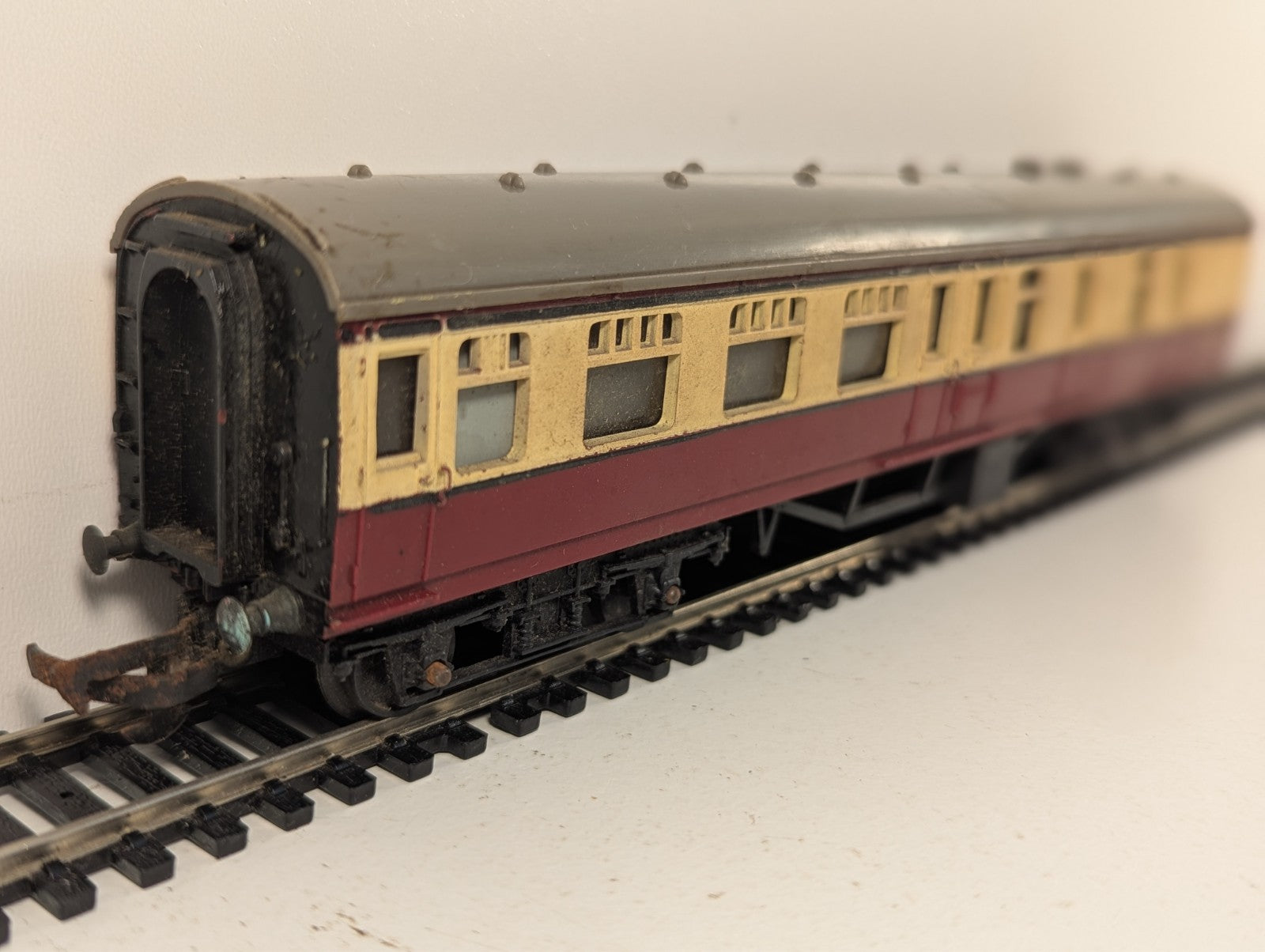 Tri-ang R28 OO Gauge BR Blood & Custard Brake Third Coach