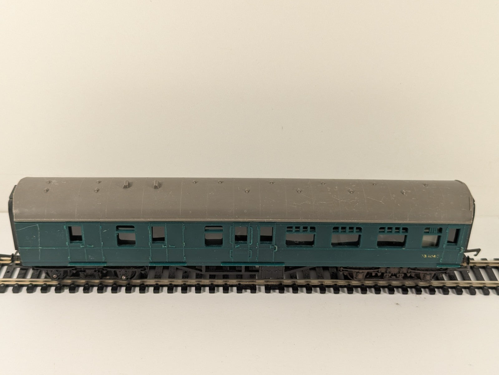 Tri-ang Hornby R622 OO Gauge BR Green Mk1 Corridor Composite Coach