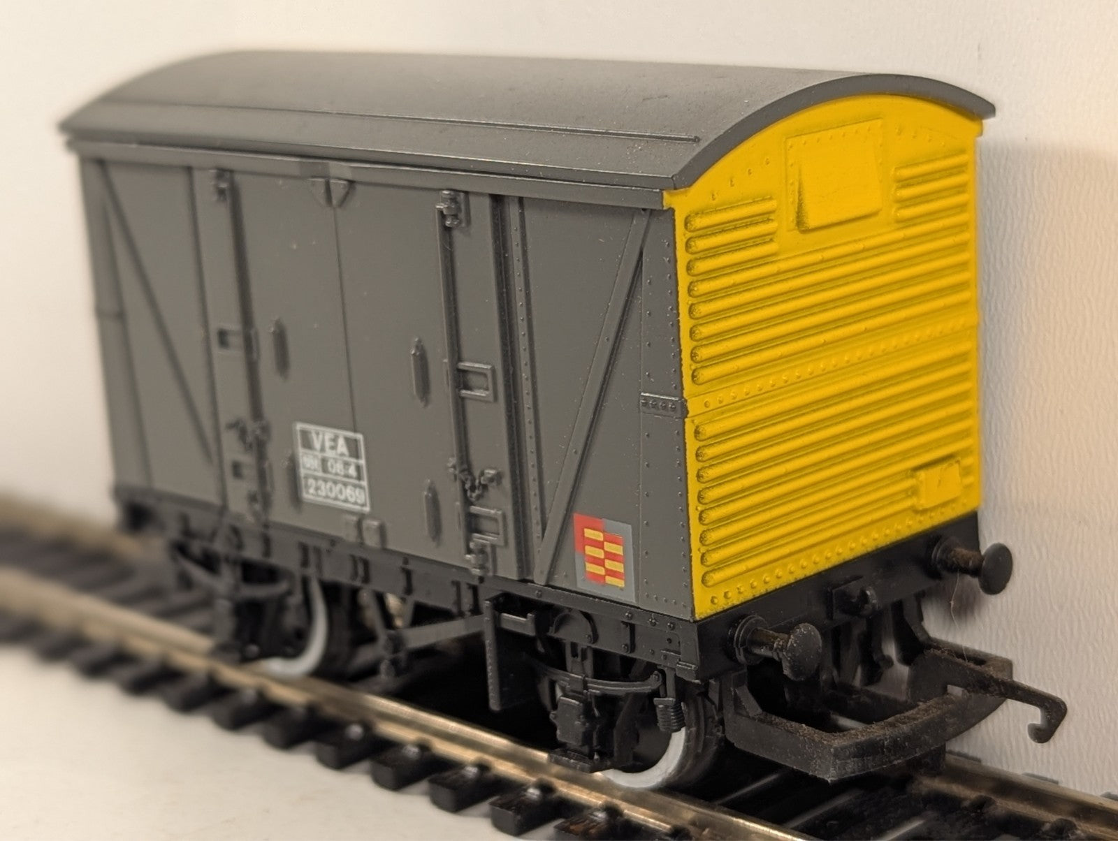 Hornby Railways R.117 OO Gauge Ventilated Van - Boxed