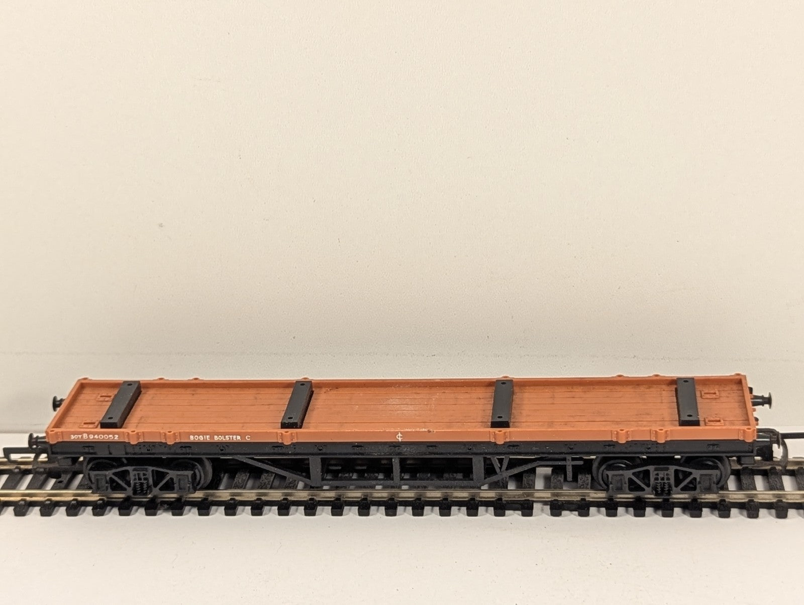 Hornby BR Brown 30 Ton Bogie Bolster C Wagon B940