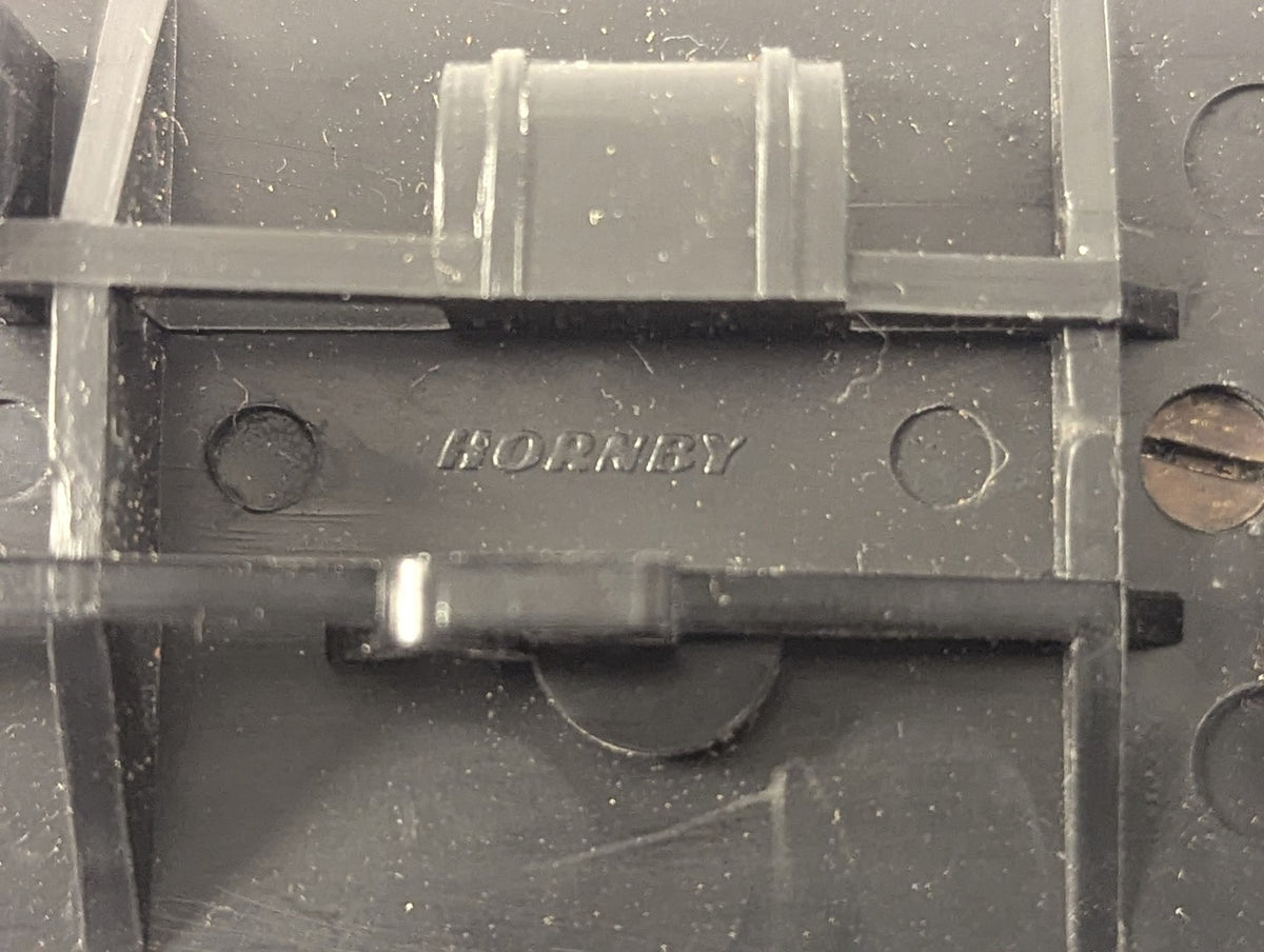 Hornby OO Gauge Gresley Composite Coach Passenger Coach 1010 LNER Teak R477