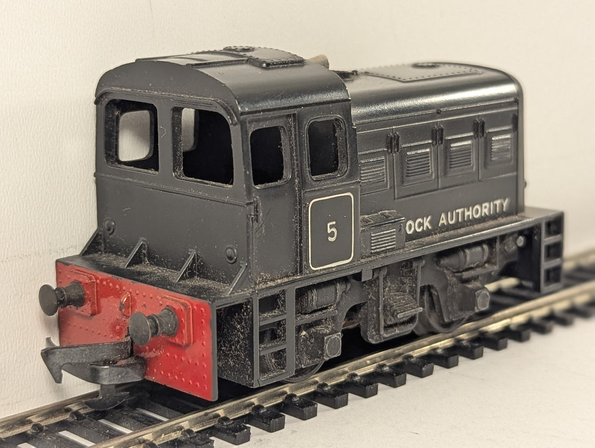Tri-ang OO Gauge Dock Authority Shunter Locomotive 5 Dock Authority Black