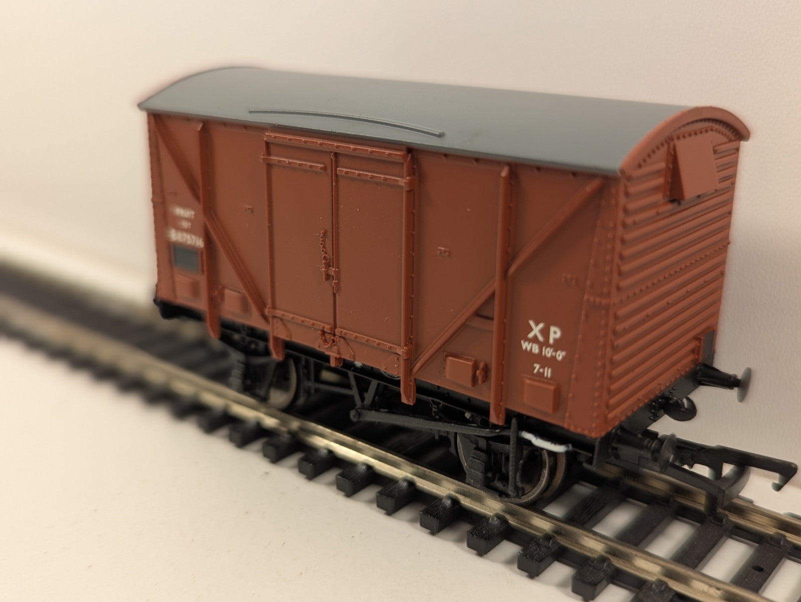Bachmann Branchline 38-180B BR 12T Plywood Fruit Van Early Bauxite OO Gauge