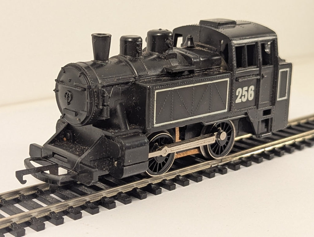 Hornby R256 OO Gauge “International” Industrial Tank Locomotive No.256