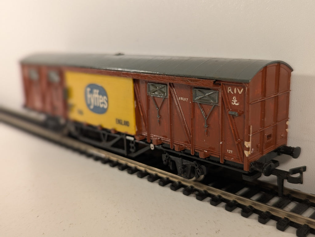 Tri-ang Hornby OO Gauge Continental Ferry Van Goods Wagon GB 906934 Fyffes
