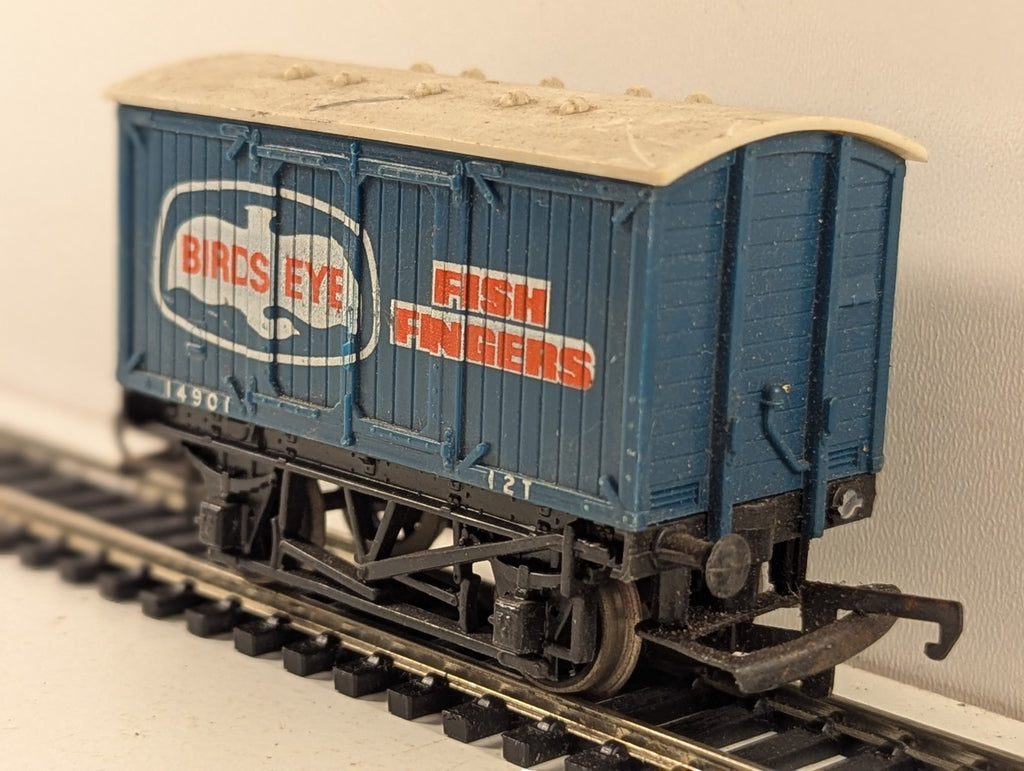Hornby OO Gauge Birds Eye Fish Fingers Van Box Van 14901 Birds Eye