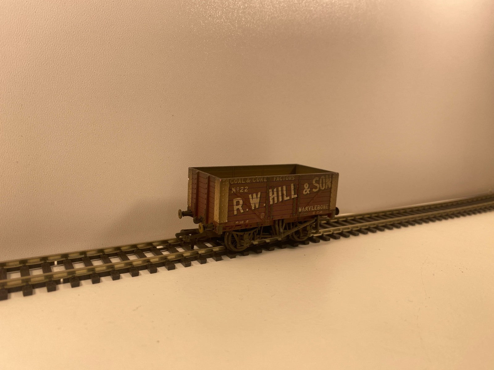 Bachmann 37-162 13T 8 Plank Wagon No. 22 – R. W. Hill & Son – Weathered Version