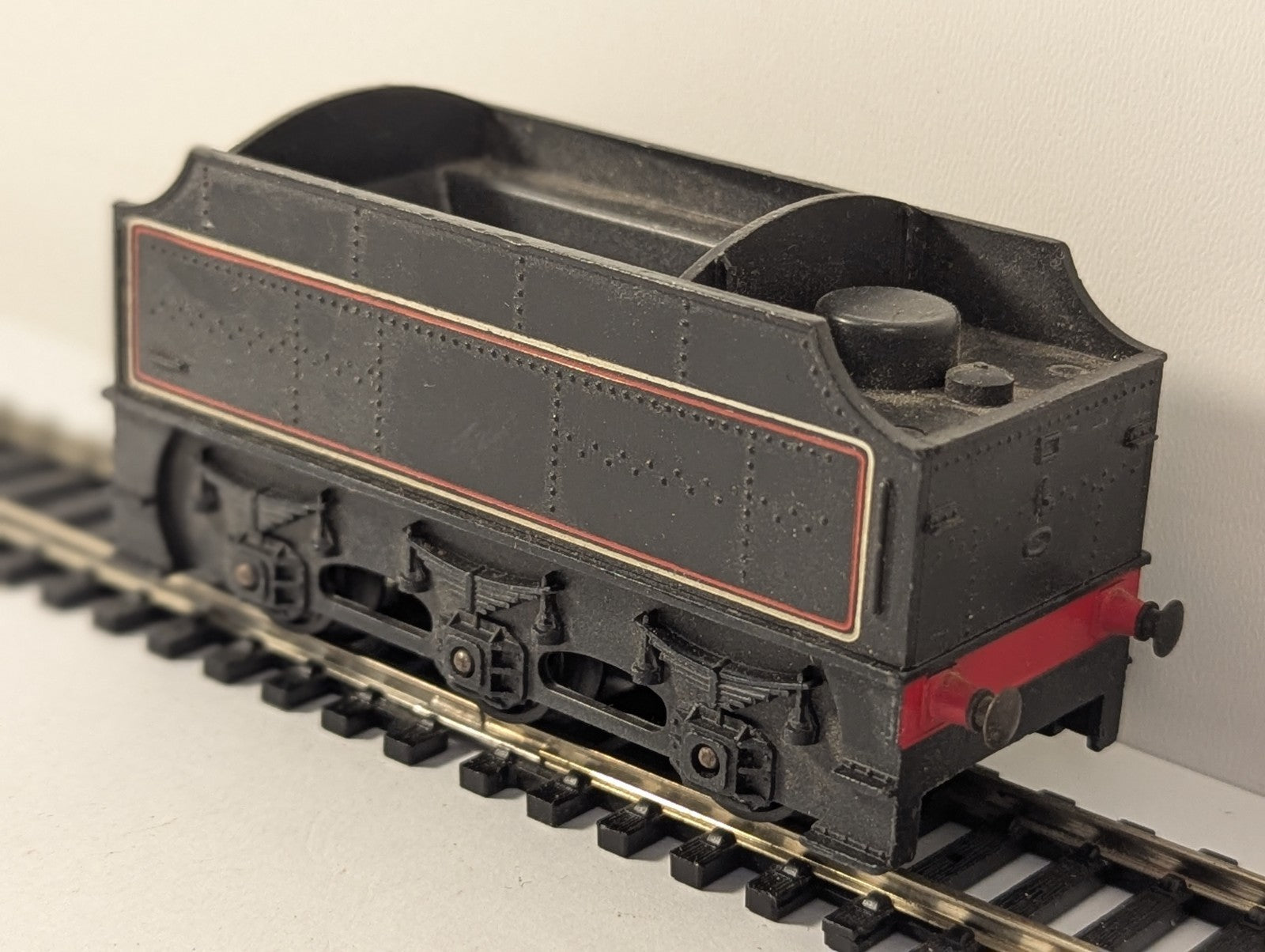 Tri-ang R33 OO Gauge BR Black Class 3F Tender – Missing Crest & Coupling