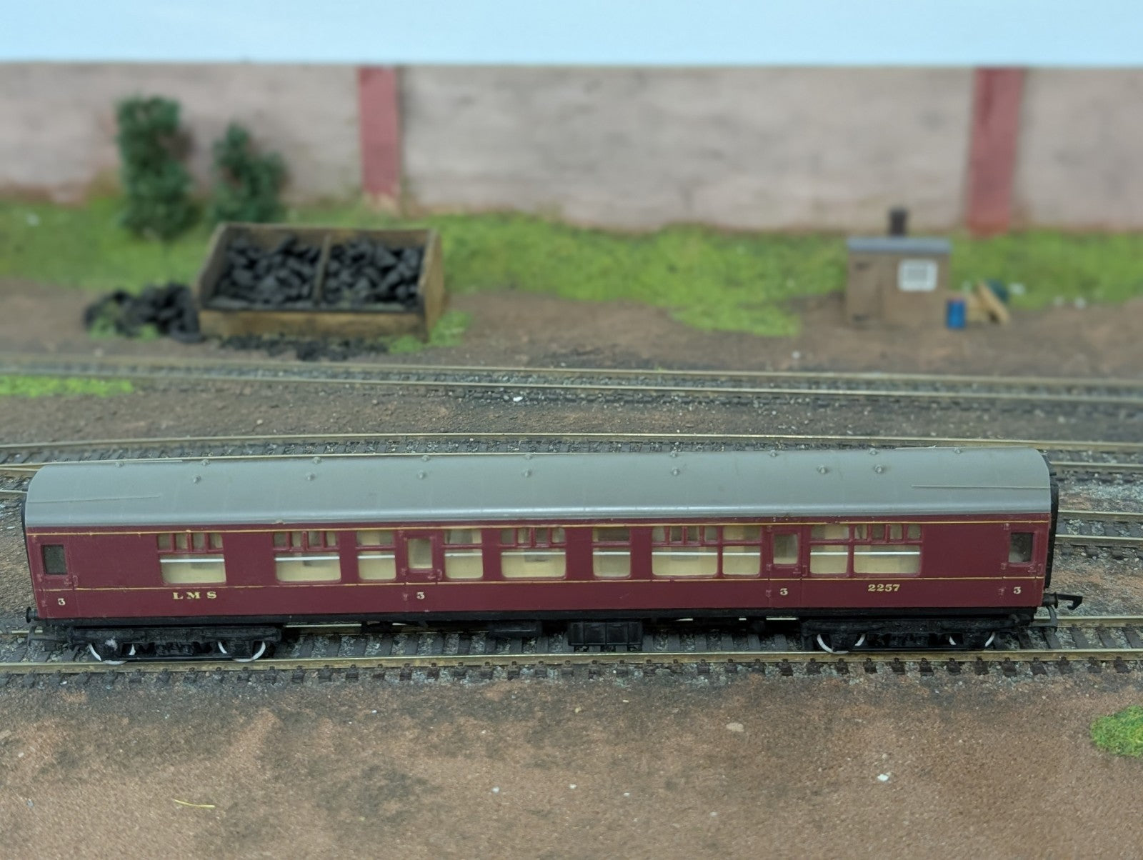 Hornby R935 OO Gauge LMS Mk 1 Third Class 2257 Maroon