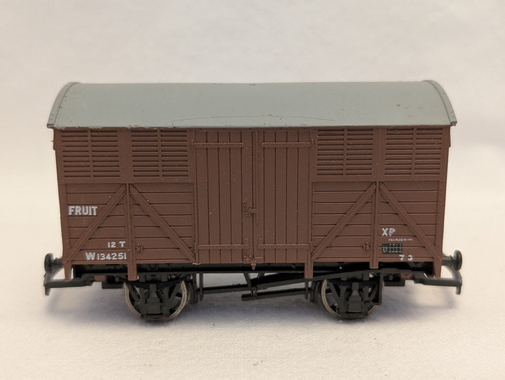 Hornby OO Gauge 12T Fruit Van Goods Wagon W134251 BR Bauxite R142