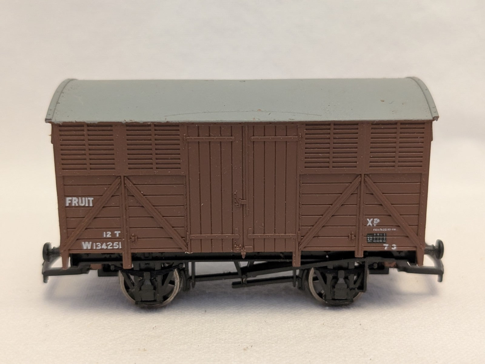 Hornby OO Gauge 12T Fruit Van Goods Wagon W134251 BR Bauxite R142