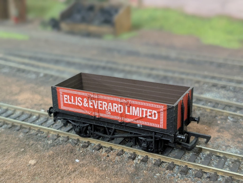 Mainline Ellis & Everard Limited 5 Plank Wagon 136 10T OO Gauge