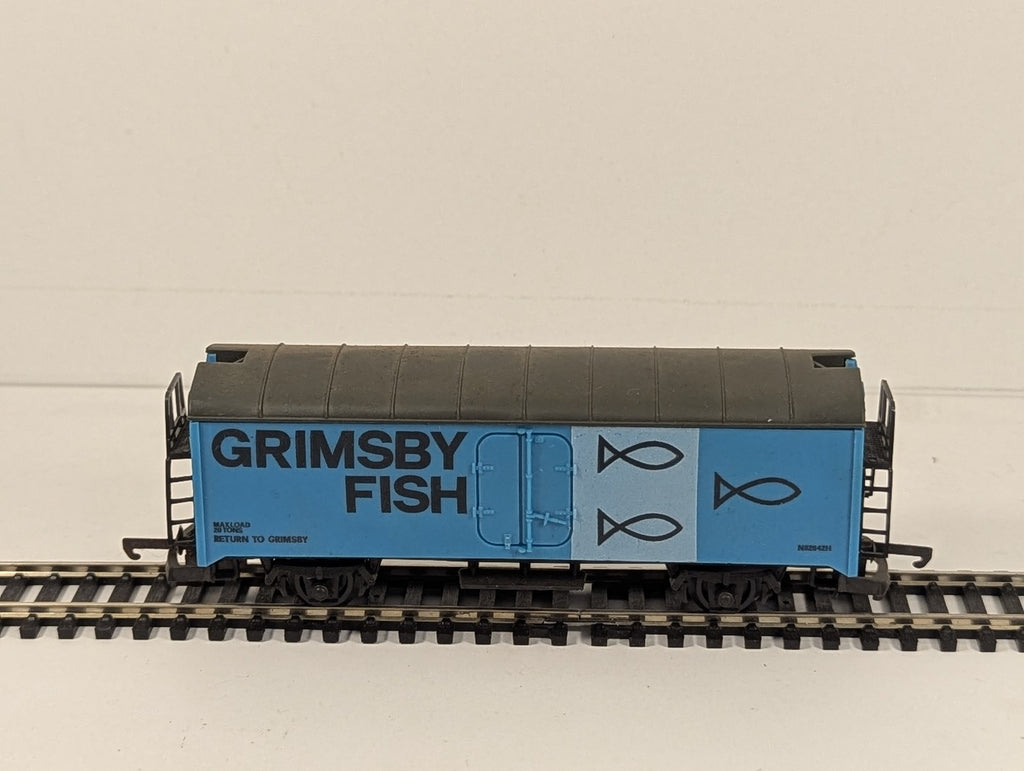 Playcraft HO Scale Grimsby Fish Van Goods Wagon N82642H Grimsby Fish Blue P623