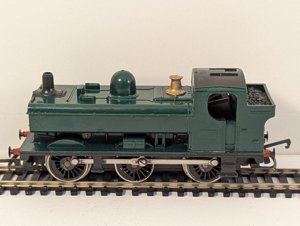 Hornby R041 OO Gauge GWR Green 0-6-0 Pannier Tank Repainted