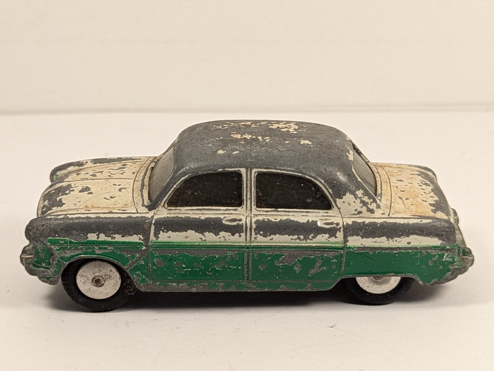 Corgi Toys Ford Zephyr Saloon 1:43 Scale
