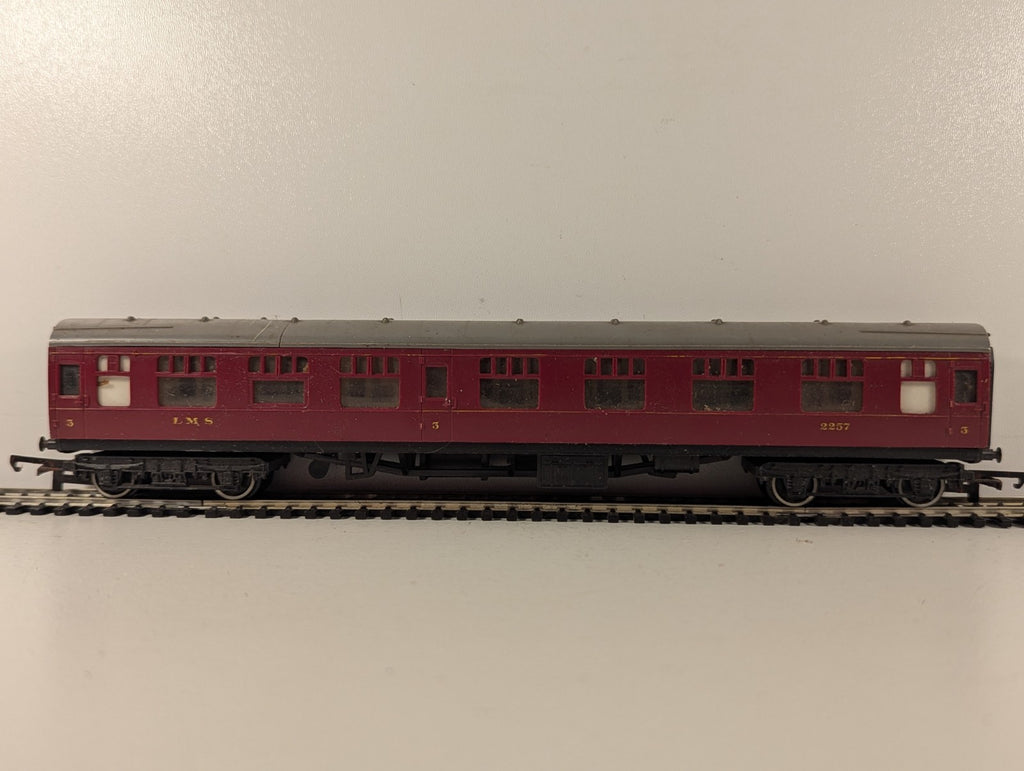Hornby OO Gauge LMS Composite Coach Passenger Coach 2257 LMS Maroon