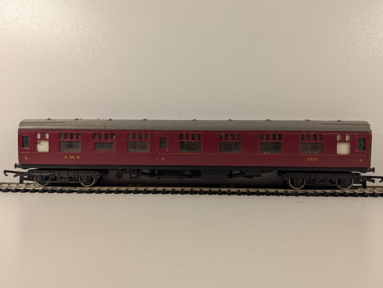 Hornby OO Gauge LMS Composite Coach Passenger Coach 2257 LMS Maroon