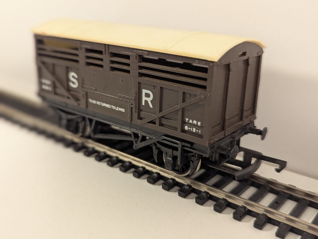 Hornby R106 SR Sheep / Cattle Wagon – OO Gauge