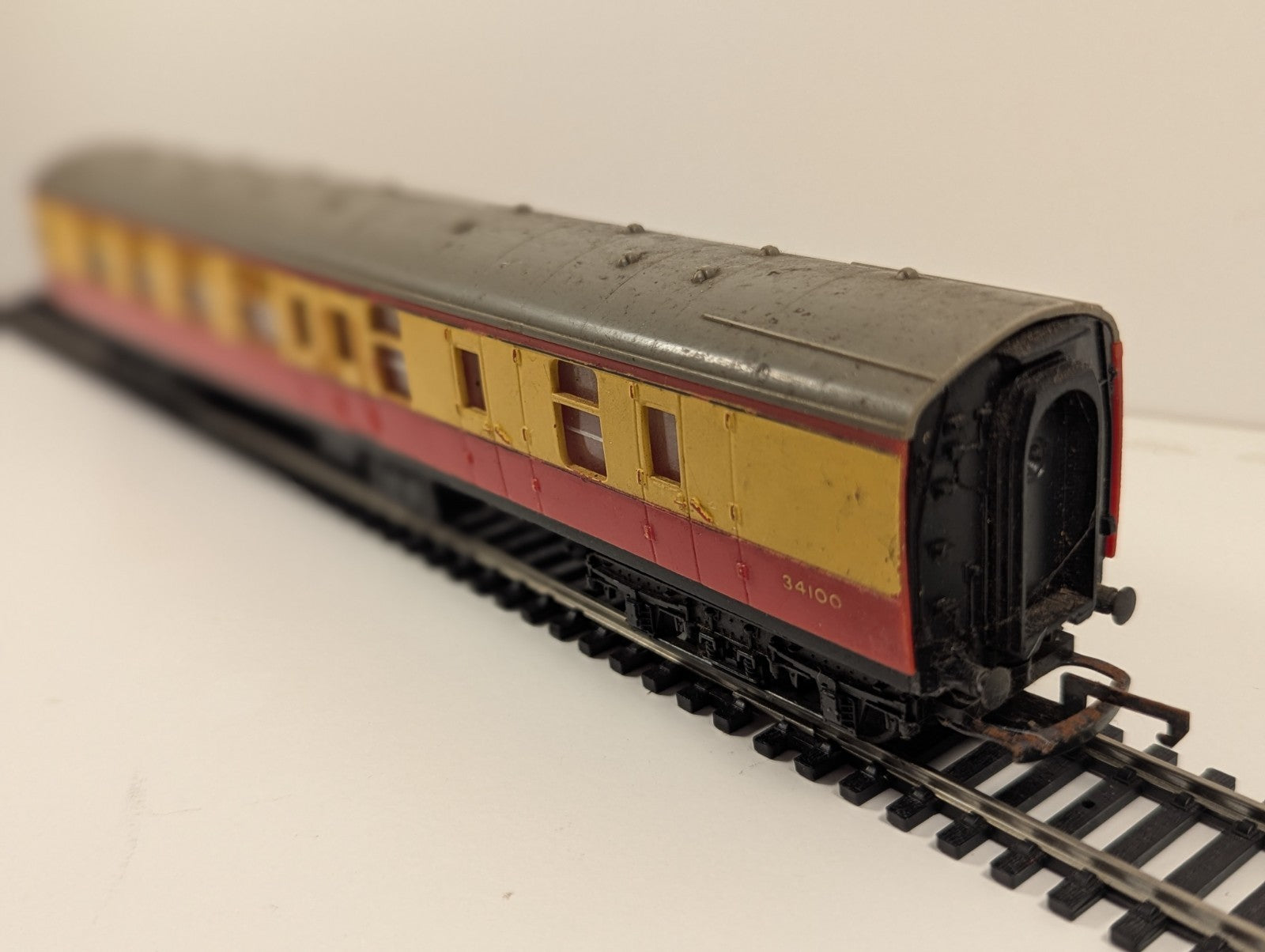 Hornby R928 BR Mk1 Composite Corridor Coach – Blood & Custard