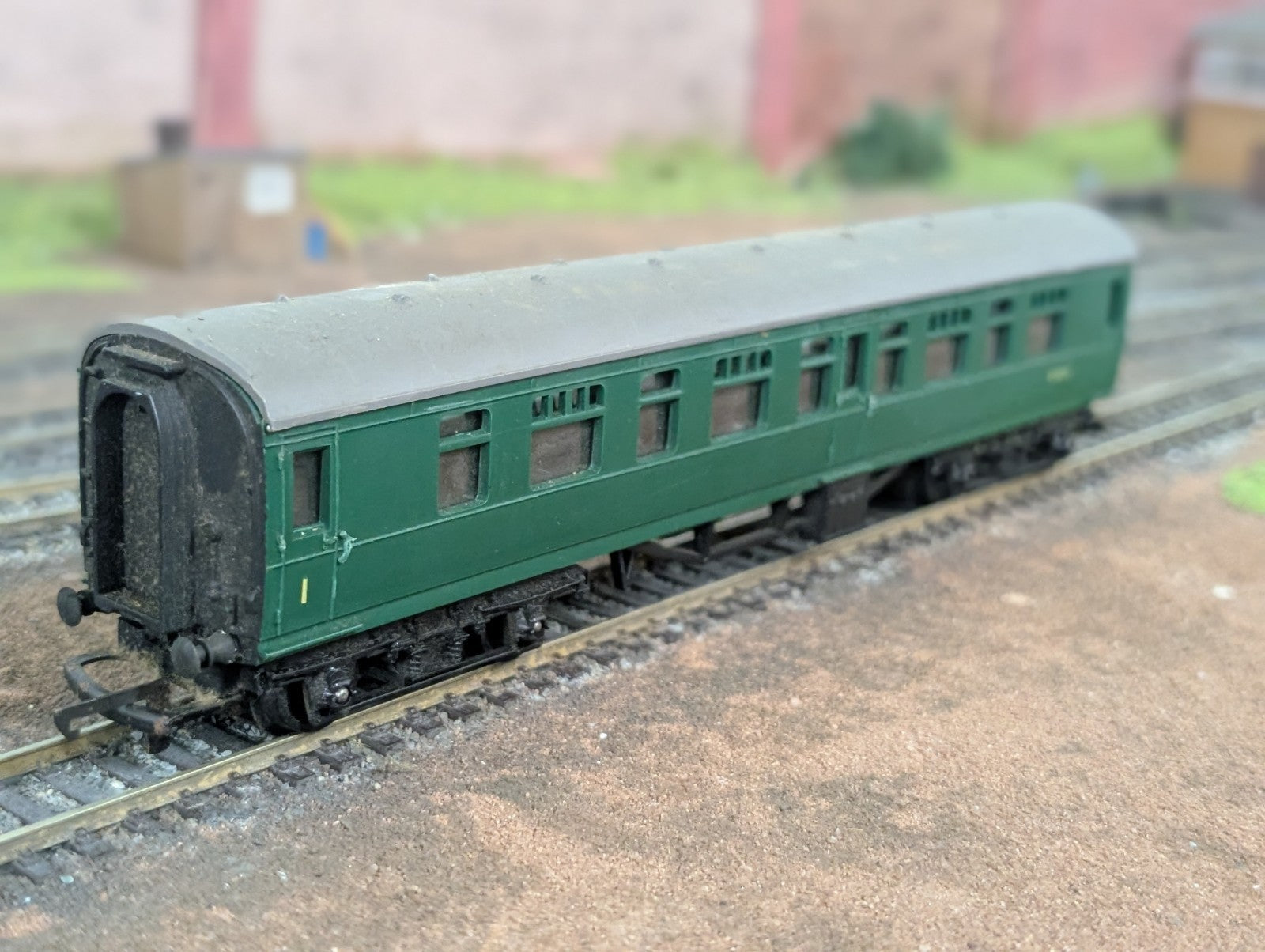 Tri-ang R221 9" Mainline Composite Coach – BR Southern Green S15034