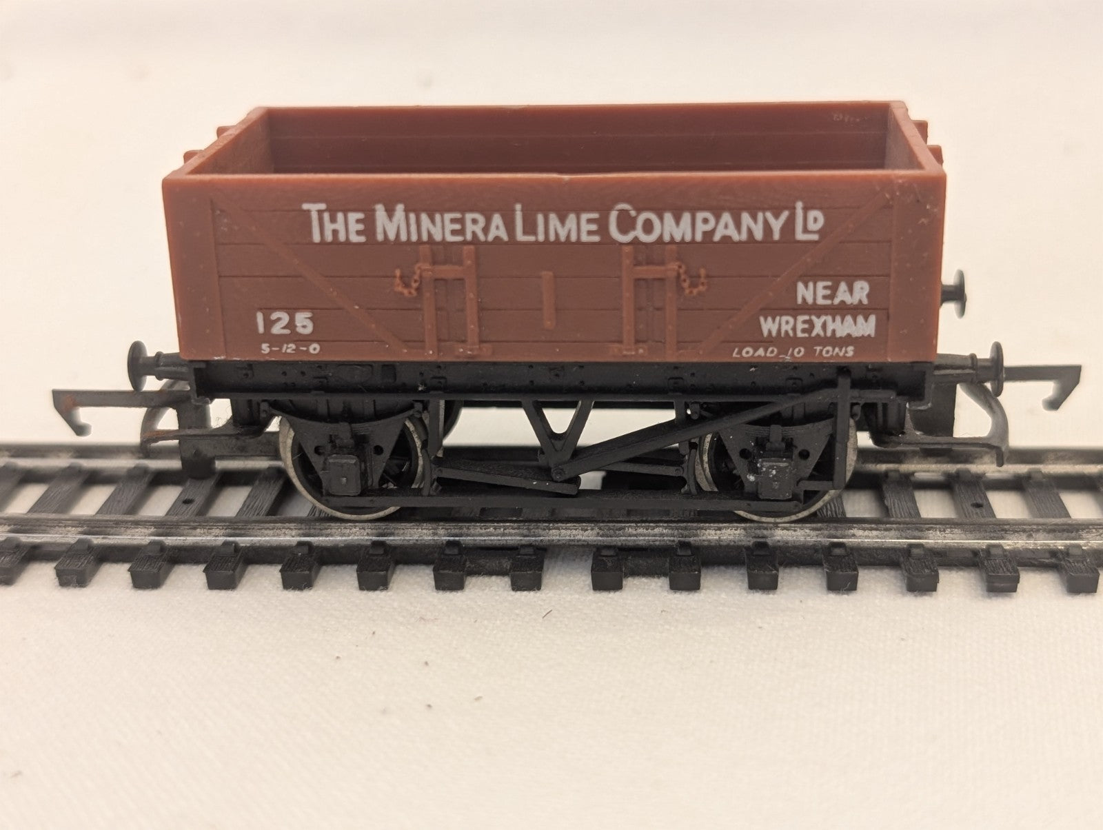 Hornby R211 OO Gauge 10 Ton Mineral Lime Wagon