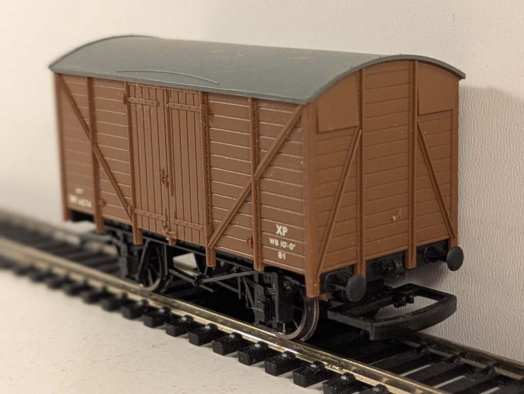 Hornby OO Gauge BR ex-GWR 10 Ton Ventilated Van Wagons W14574 BR Brown