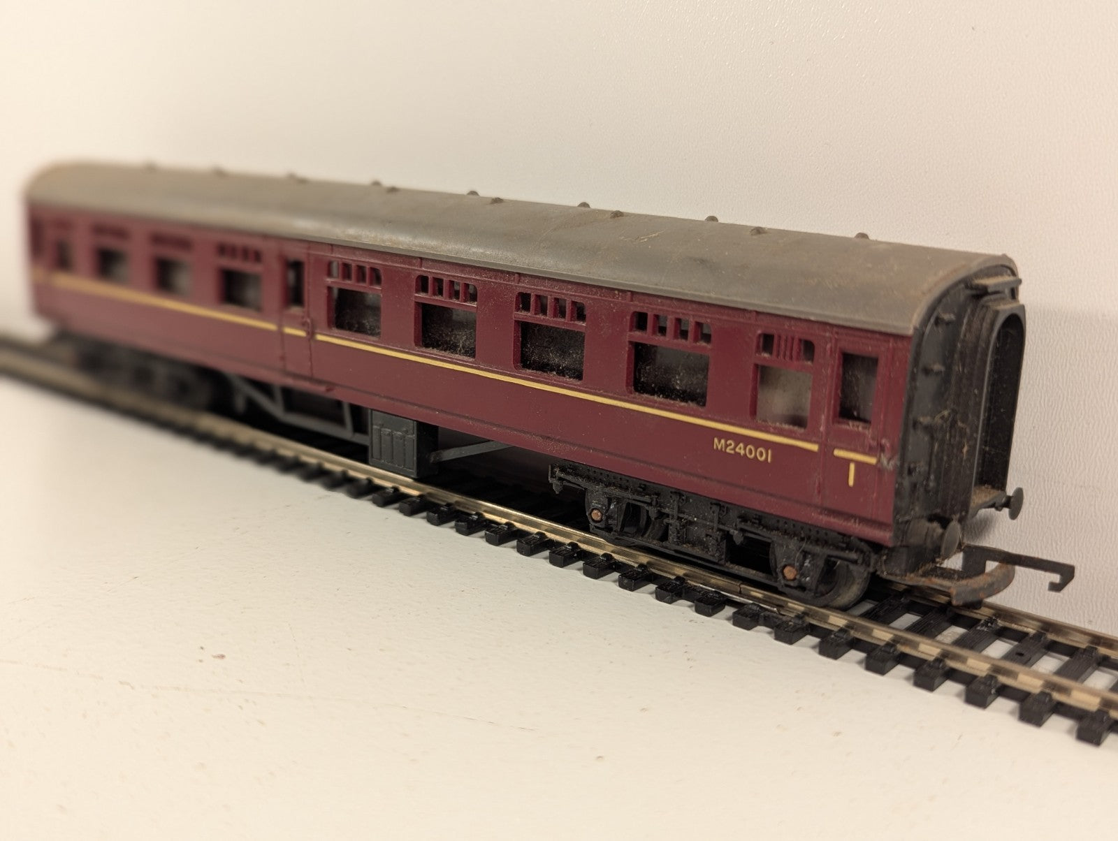 Tri-ang Mainline OO Gauge BR Maroon Composite Coach