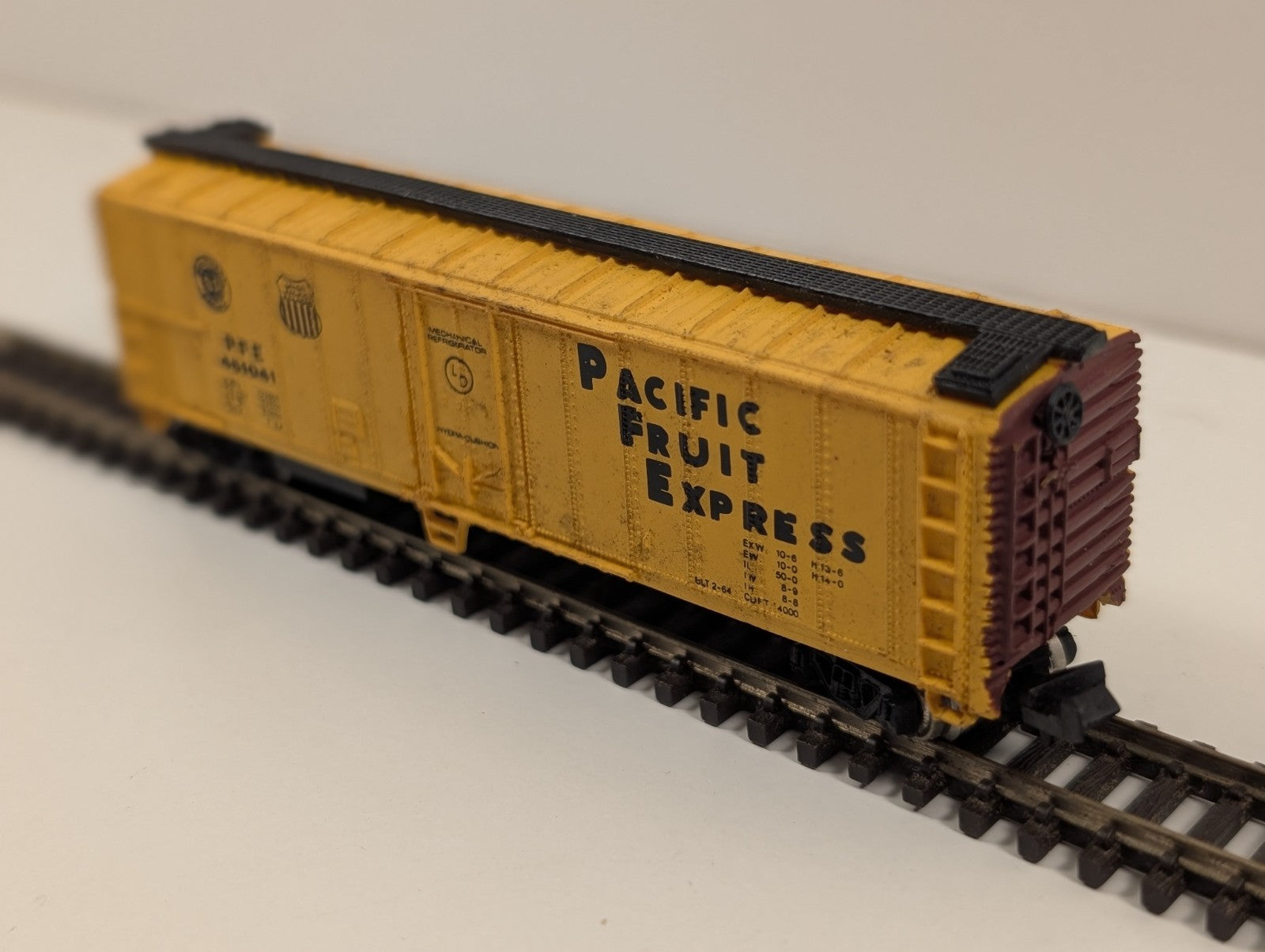 Bachmann N Gauge Pacific Fruit Express (PFE) Refrigerator Boxcar – “Reefer”
