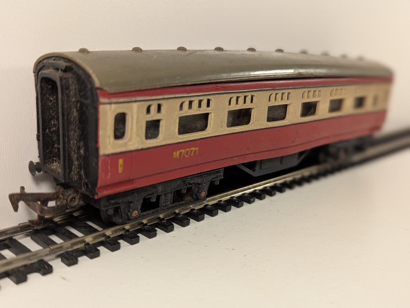Tri-ang R21 Passenger Coach M7071 – OO Gauge