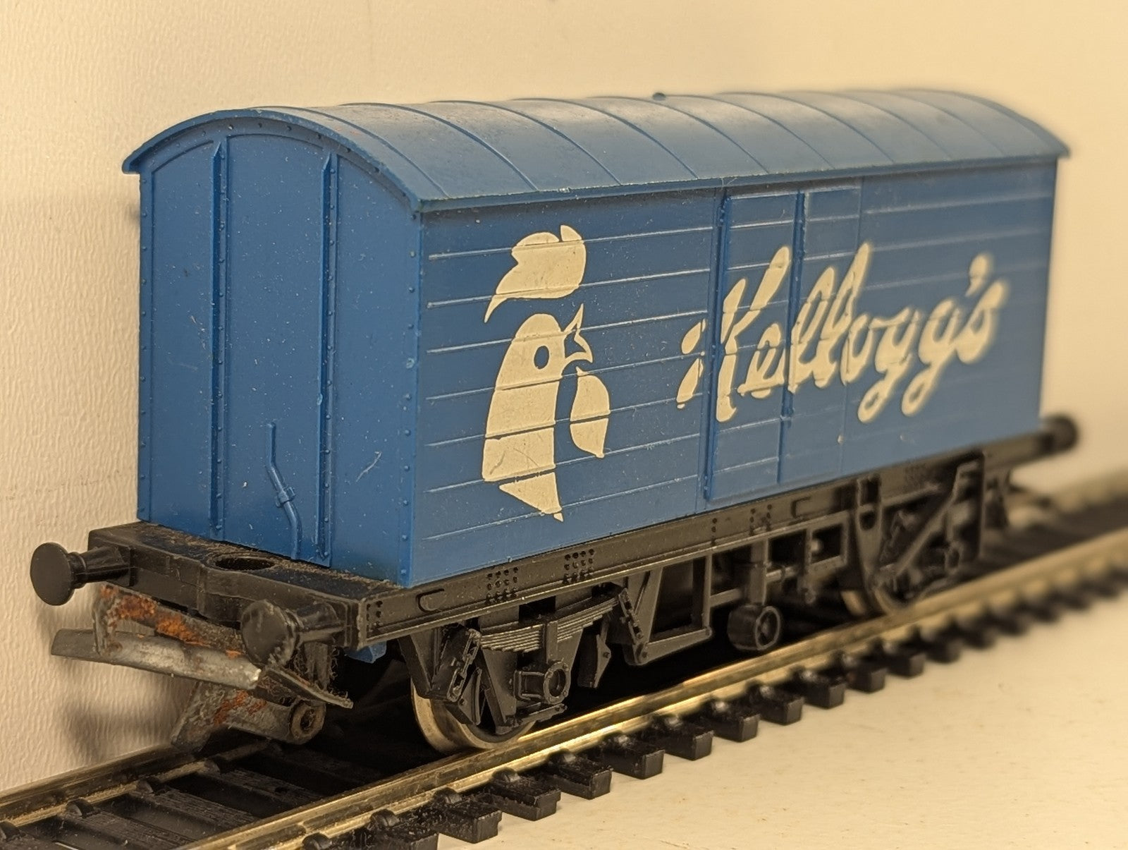 Hornby OO Gauge Kellogg's Closed Van Goods Wagon Kellogg's Blue R237