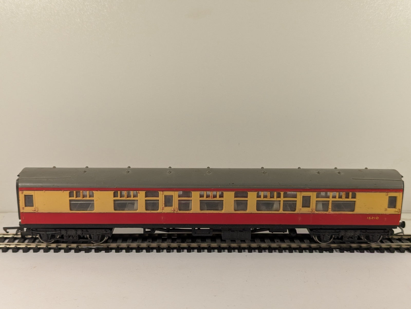 Hornby Railways OO Gauge BR Crimson and Cream composite Coach boxed