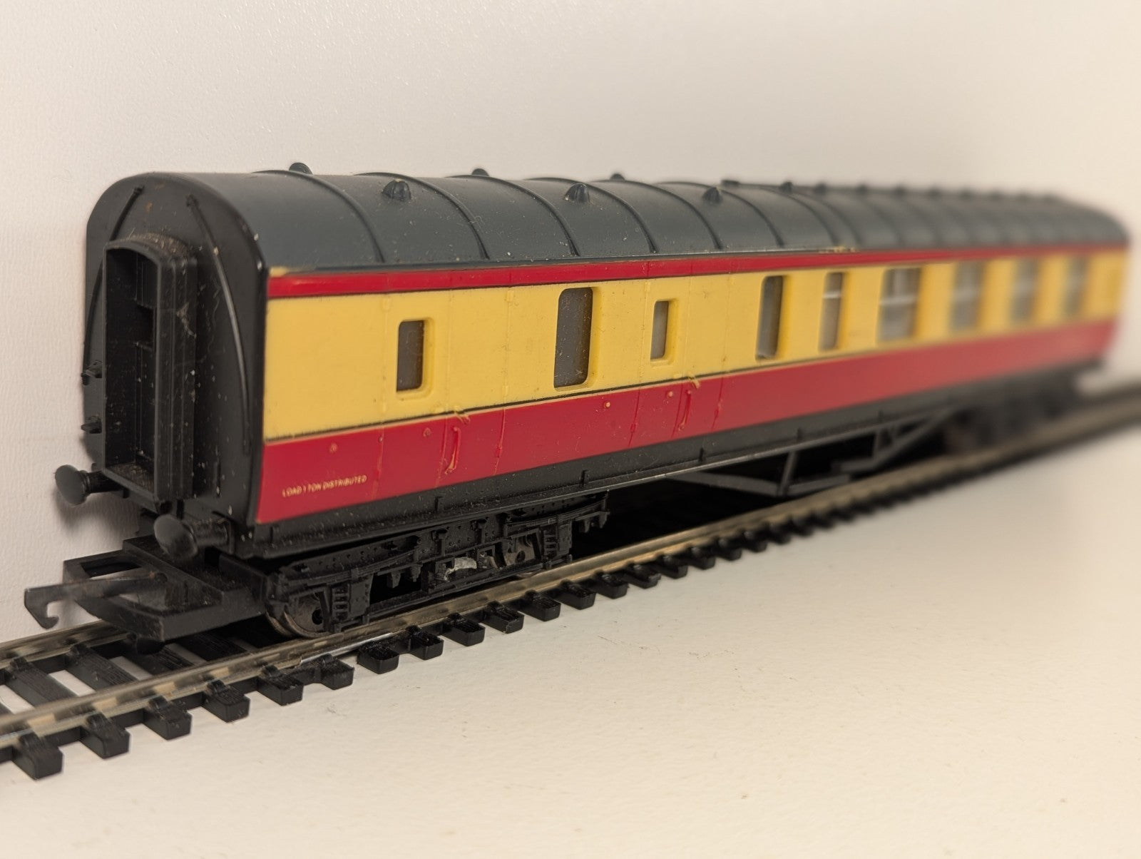 Hornby OO Gauge BR Stanier Brake Coach Red Cream