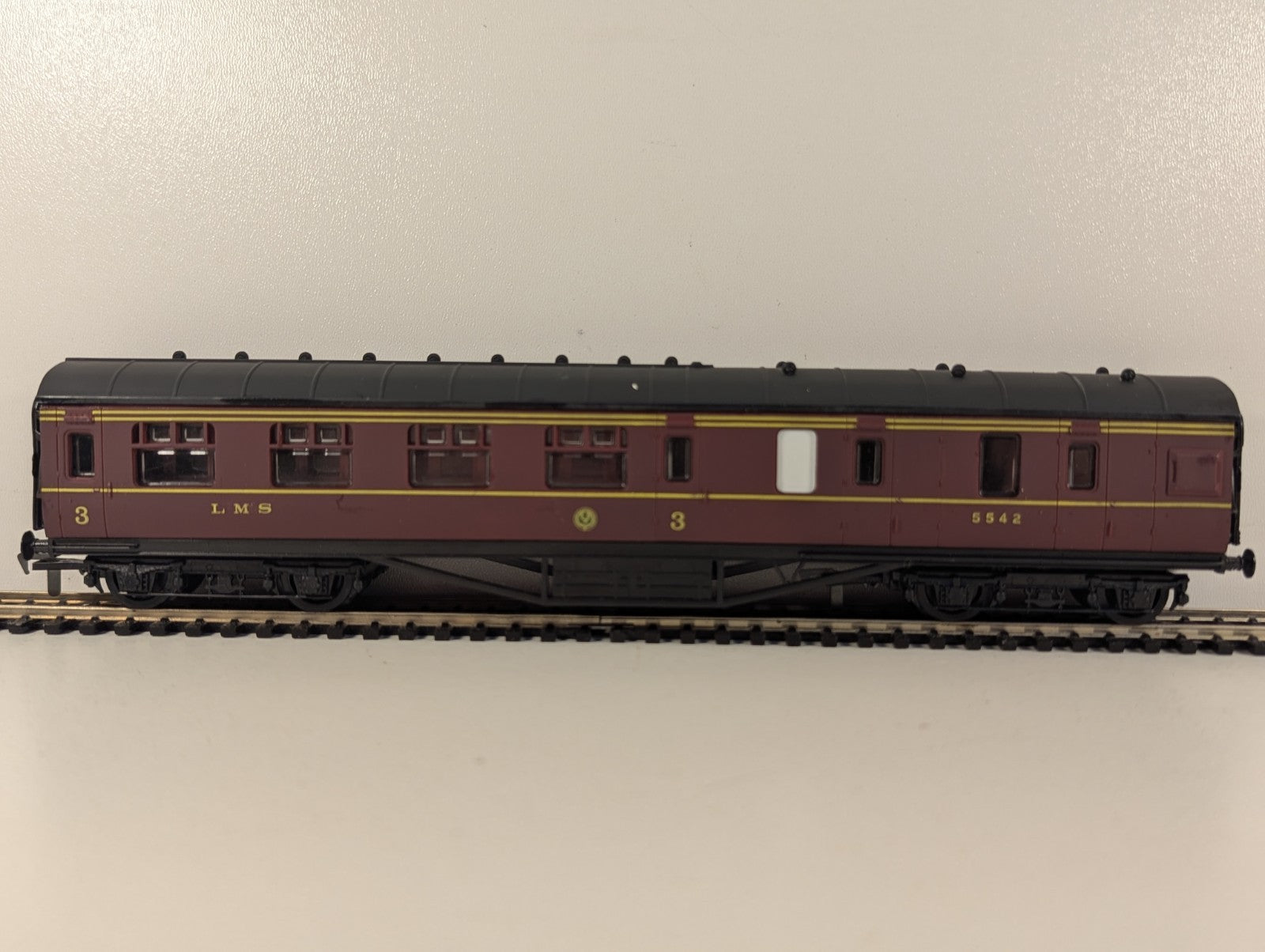 Airfix OO Gauge 57ft Brake 3rd Corridor Passenger Coach 5542 LMS Maroon