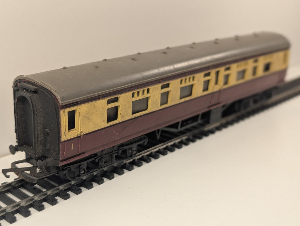Tri-ang OO Gauge R26/220 BR 9" Composite Coach 24010