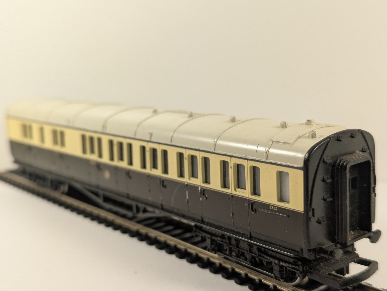 Hornby OO Gauge GWR Chocolate & Cream Brake Coach 4913