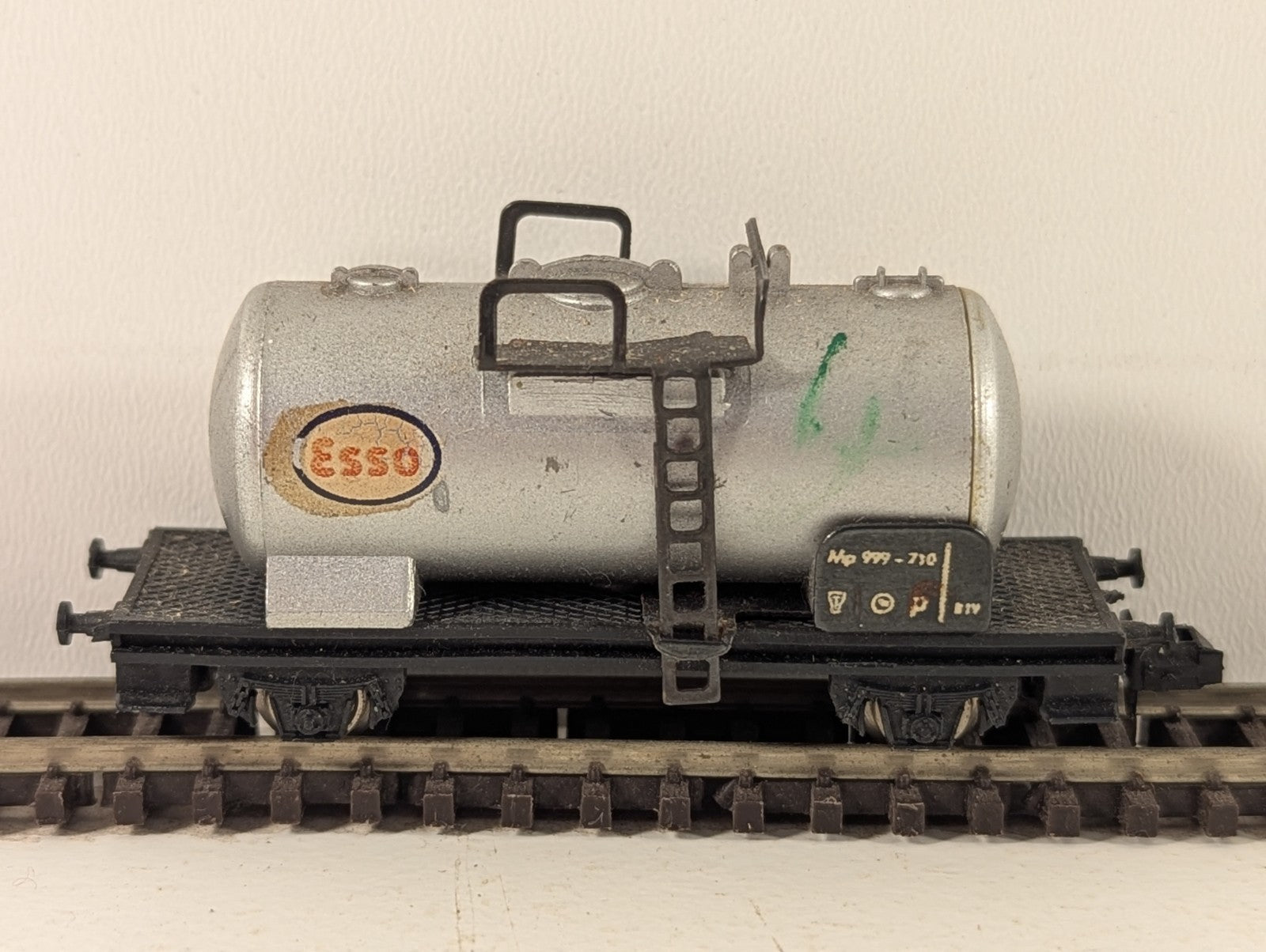 Lima MicroModels N Gauge Esso Tank Wagon - Missing Coupler