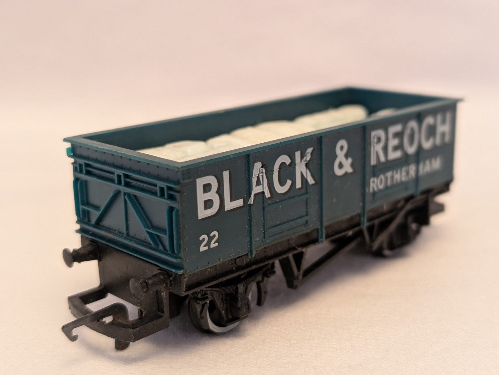 Hornby OO Gauge 7-Plank Open Wagon 'Black & Reoch' Goods Wagon 22